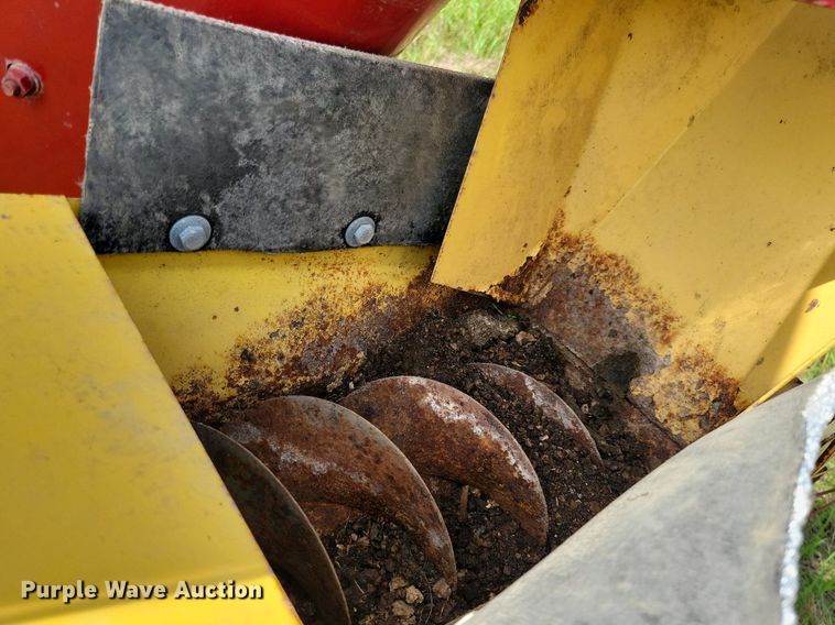 image for item DN4045 New Holland 352  feed grinder/mixer