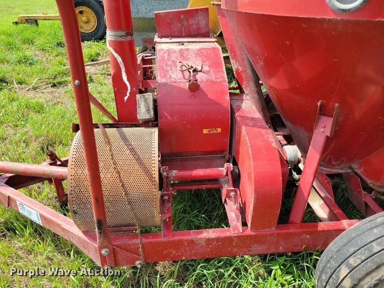 image for item DN4045 New Holland 352  feed grinder/mixer