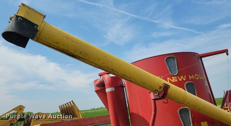 image for item DN4045 New Holland 352  feed grinder/mixer