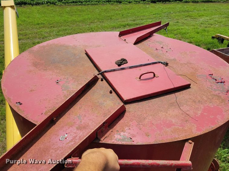 image for item DN4045 New Holland 352  feed grinder/mixer