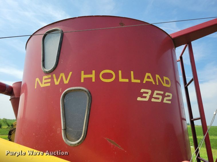 image for item DN4045 New Holland 352  feed grinder/mixer