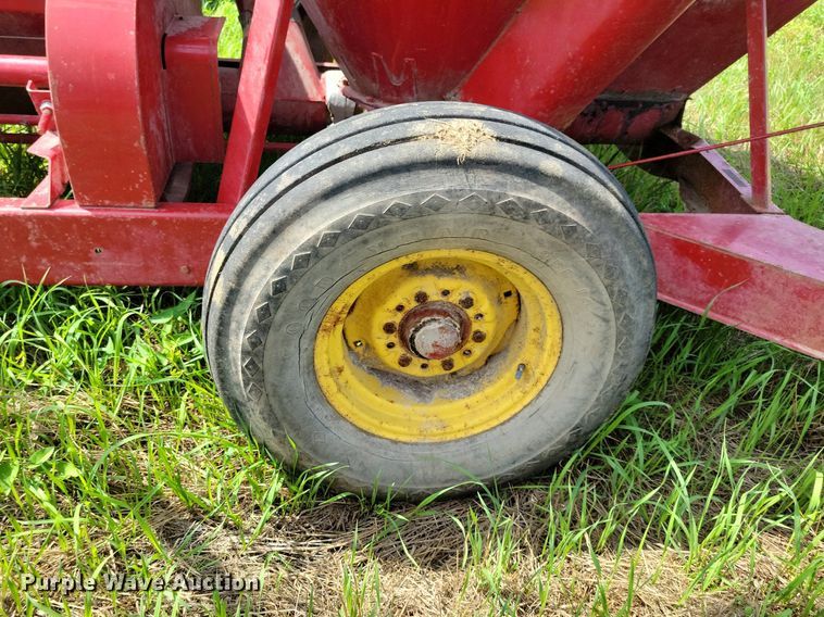 image for item DN4045 New Holland 352  feed grinder/mixer