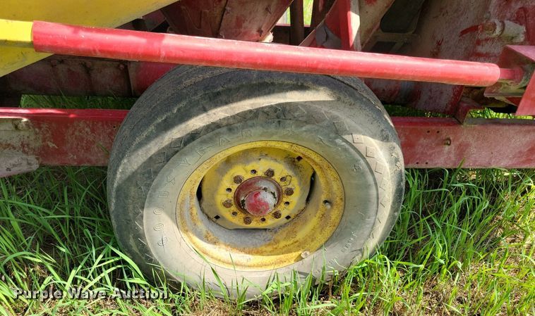 image for item DN4045 New Holland 352  feed grinder/mixer