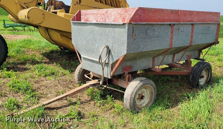 image for item DN4045 New Holland 352  feed grinder/mixer