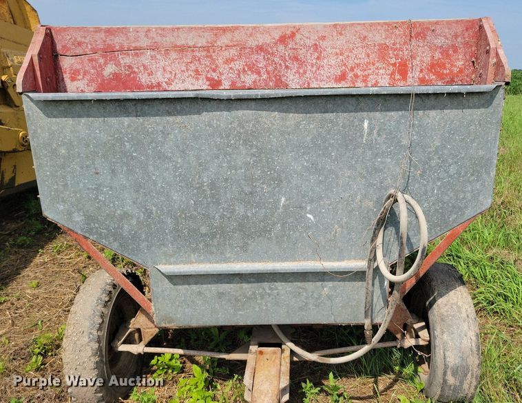 image for item DN4045 New Holland 352  feed grinder/mixer