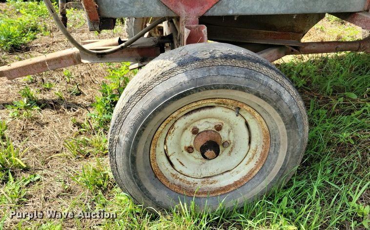 image for item DN4045 New Holland 352  feed grinder/mixer