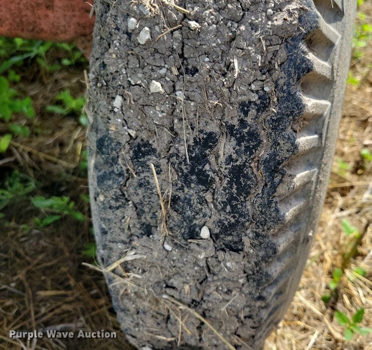 image for item DN4045 New Holland 352  feed grinder/mixer