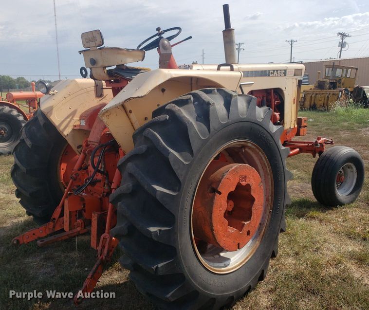 image for item DO2976 1968 Case Comfort King 830  tractor