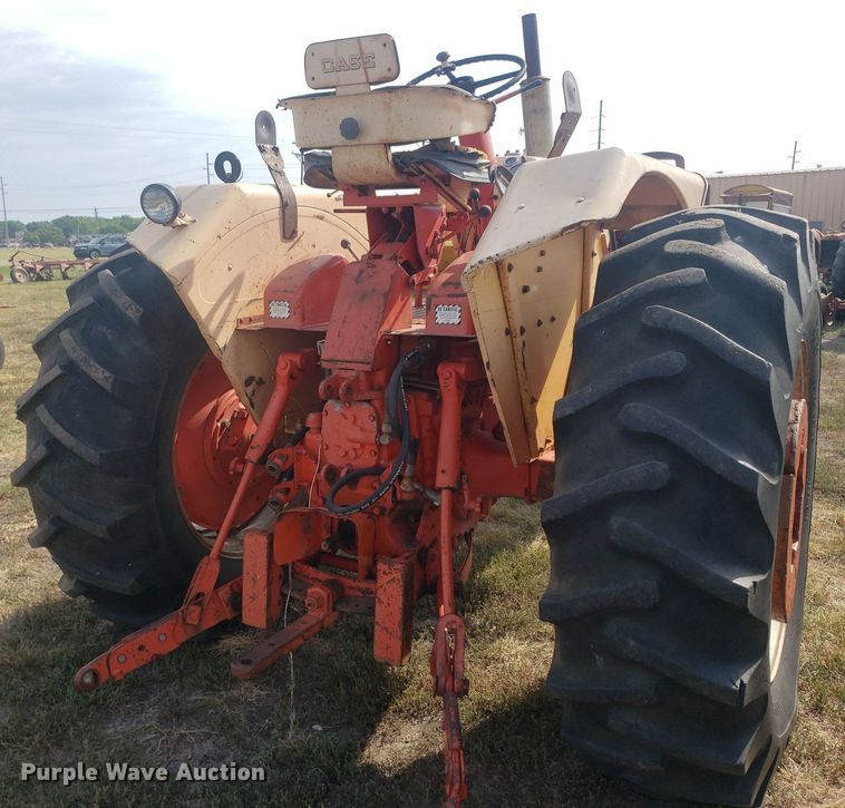 image for item DO2976 1968 Case Comfort King 830  tractor