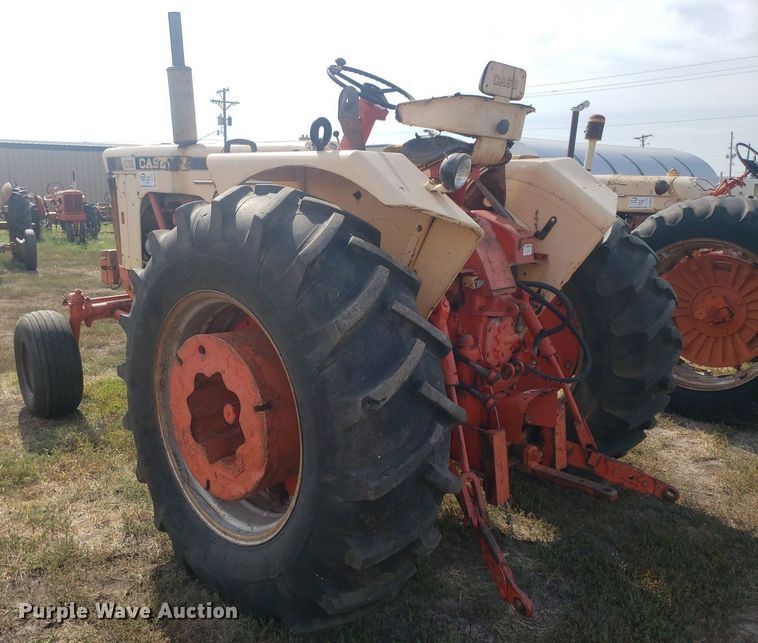 image for item DO2976 1968 Case Comfort King 830  tractor