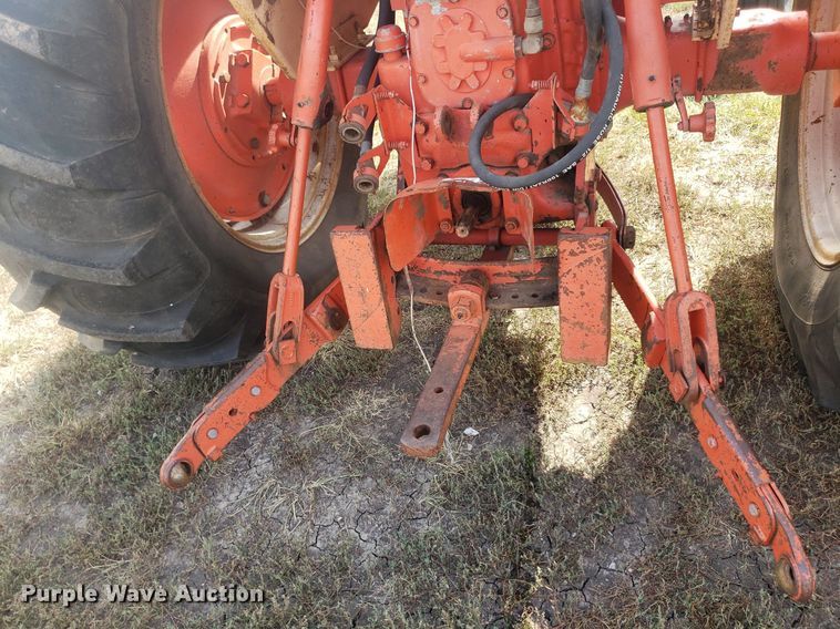 image for item DO2976 1968 Case Comfort King 830  tractor