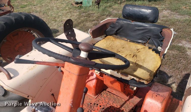 image for item DO2976 1968 Case Comfort King 830  tractor