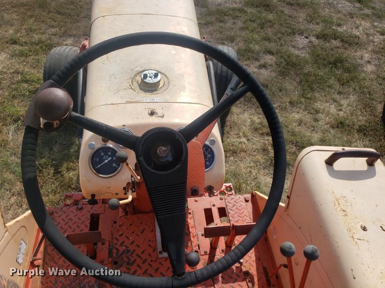 image for item DO2976 1968 Case Comfort King 830  tractor