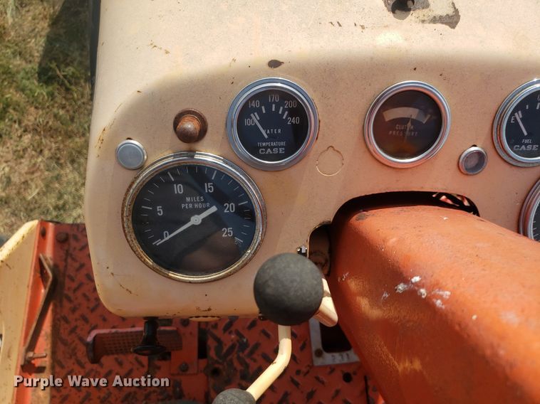 image for item DO2976 1968 Case Comfort King 830  tractor