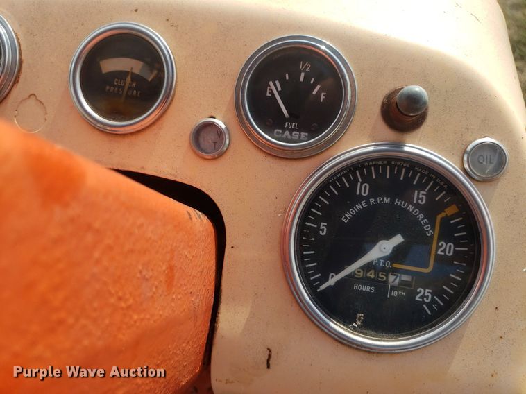 image for item DO2976 1968 Case Comfort King 830  tractor