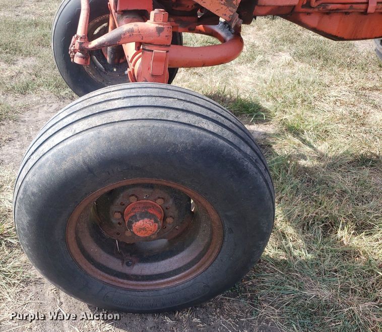 image for item DO2976 1968 Case Comfort King 830  tractor