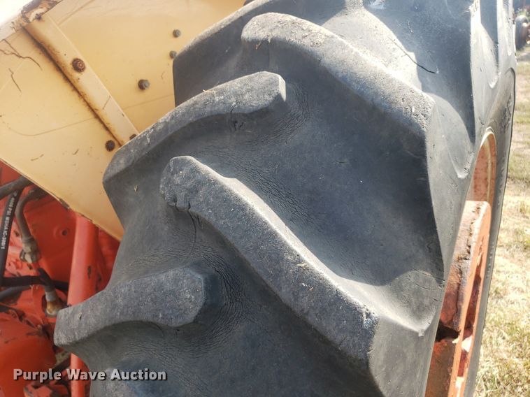 image for item DO2976 1968 Case Comfort King 830  tractor