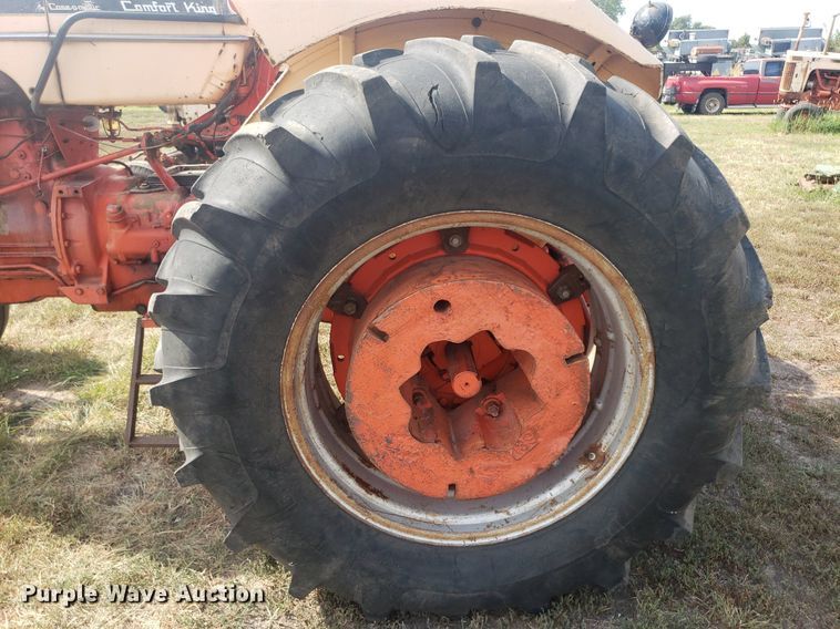 image for item DO2976 1968 Case Comfort King 830  tractor