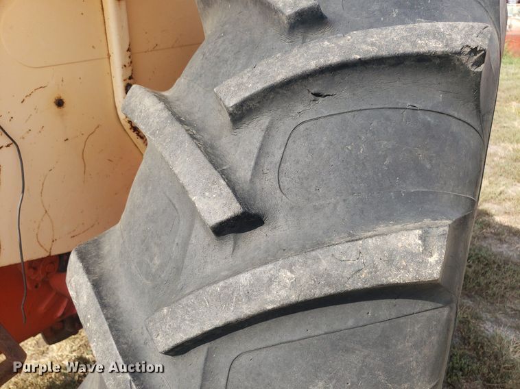 image for item DO2976 1968 Case Comfort King 830  tractor