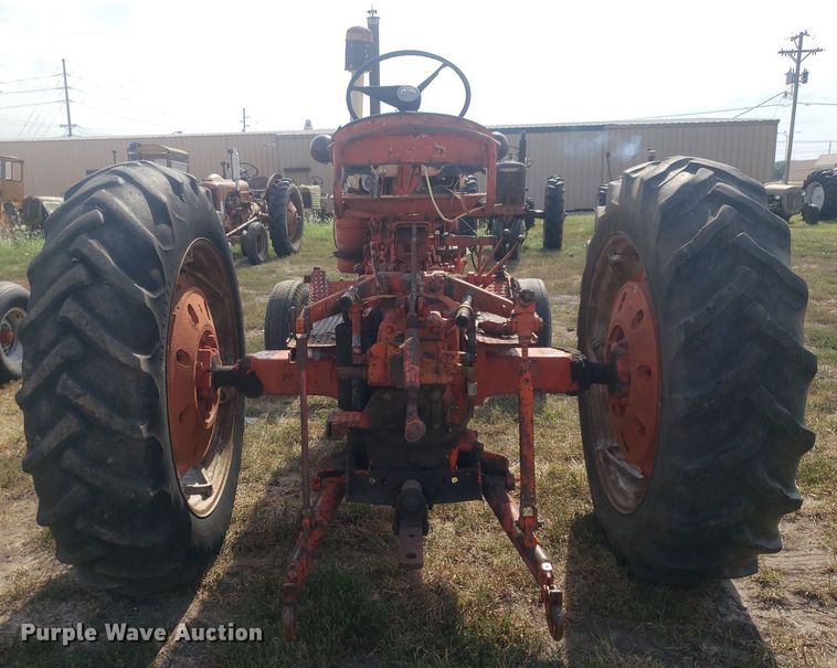 image for item DO2977 Case 800  tractor