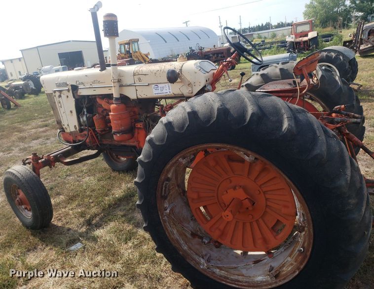 image for item DO2977 Case 800  tractor