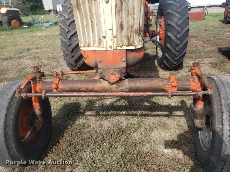 image for item DO2977 Case 800  tractor