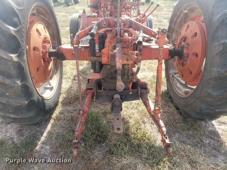 image for item DO2977 Case 800  tractor