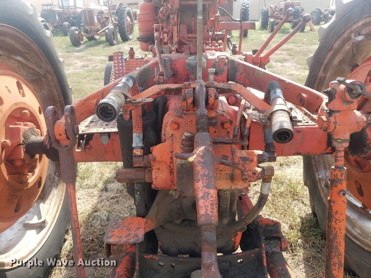 image for item DO2977 Case 800  tractor