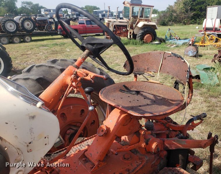 image for item DO2977 Case 800  tractor