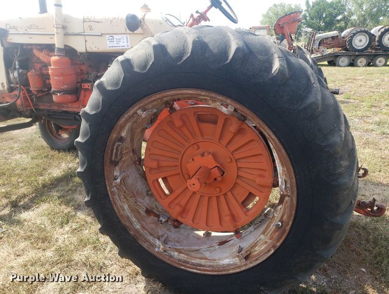 image for item DO2977 Case 800  tractor