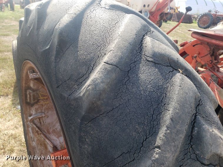 image for item DO2977 Case 800  tractor