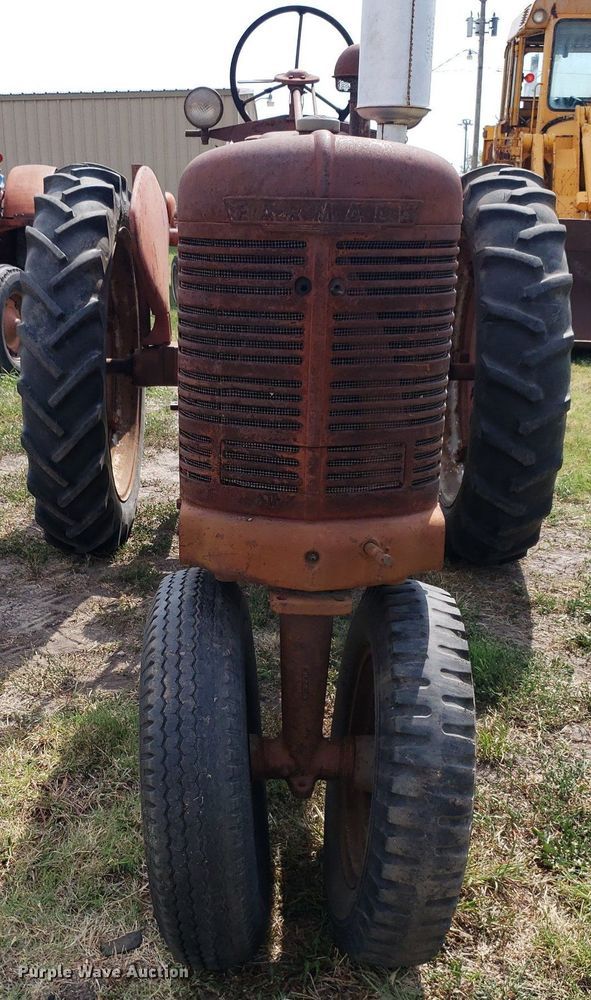 image for item DO2980 1942 International Harvester Farmall H  tractor