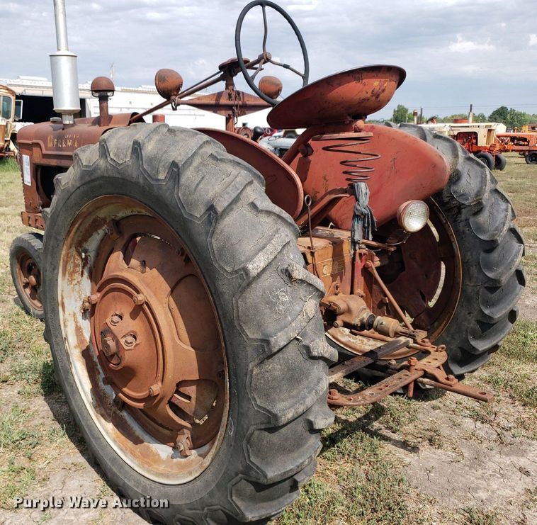 image for item DO2980 1942 International Harvester Farmall H  tractor