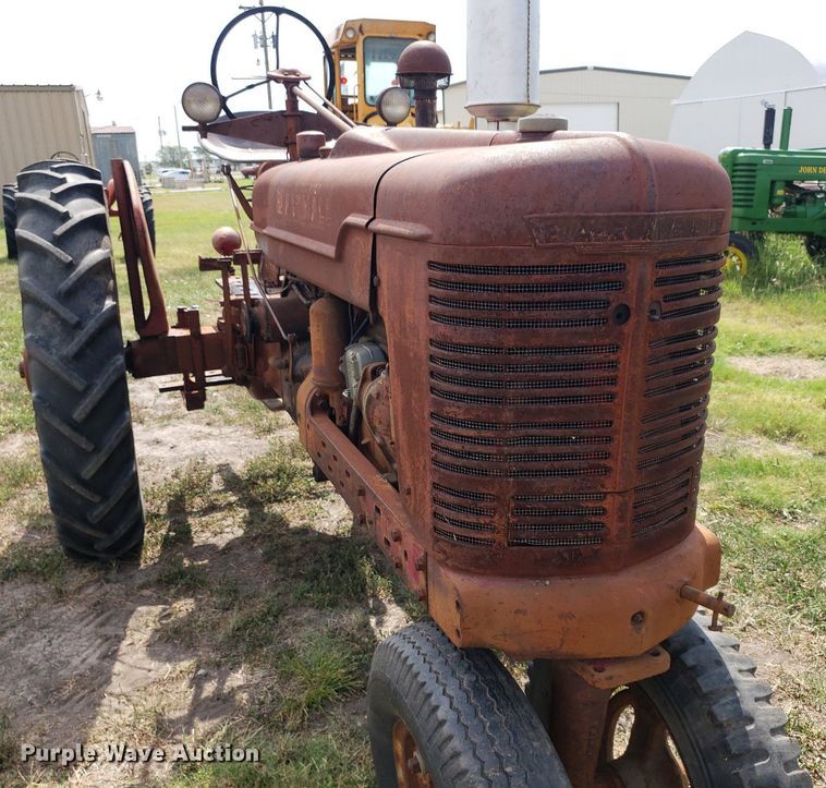 image for item DO2980 1942 International Harvester Farmall H  tractor