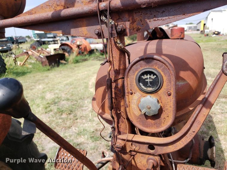 image for item DO2980 1942 International Harvester Farmall H  tractor