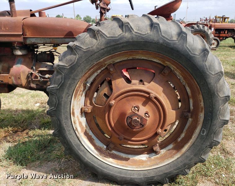 image for item DO2980 1942 International Harvester Farmall H  tractor