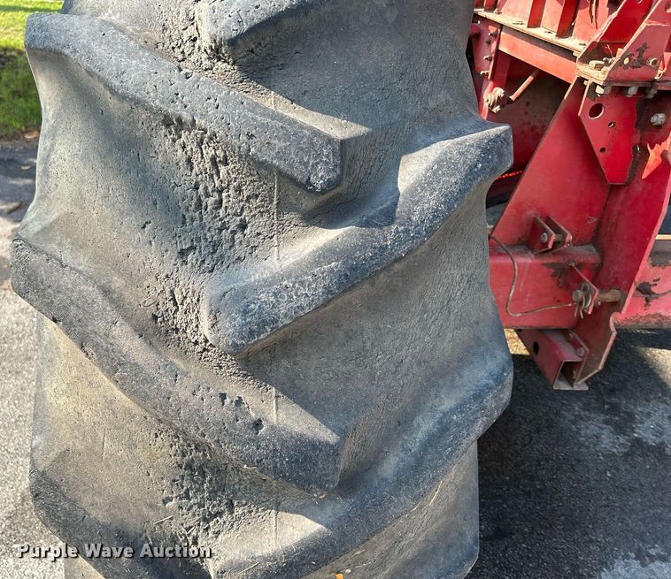 image for item DQ0879 Massey Ferguson MT750  combine