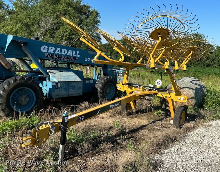 image for item DS2183 2022 Vermeer VR1022  hay rake