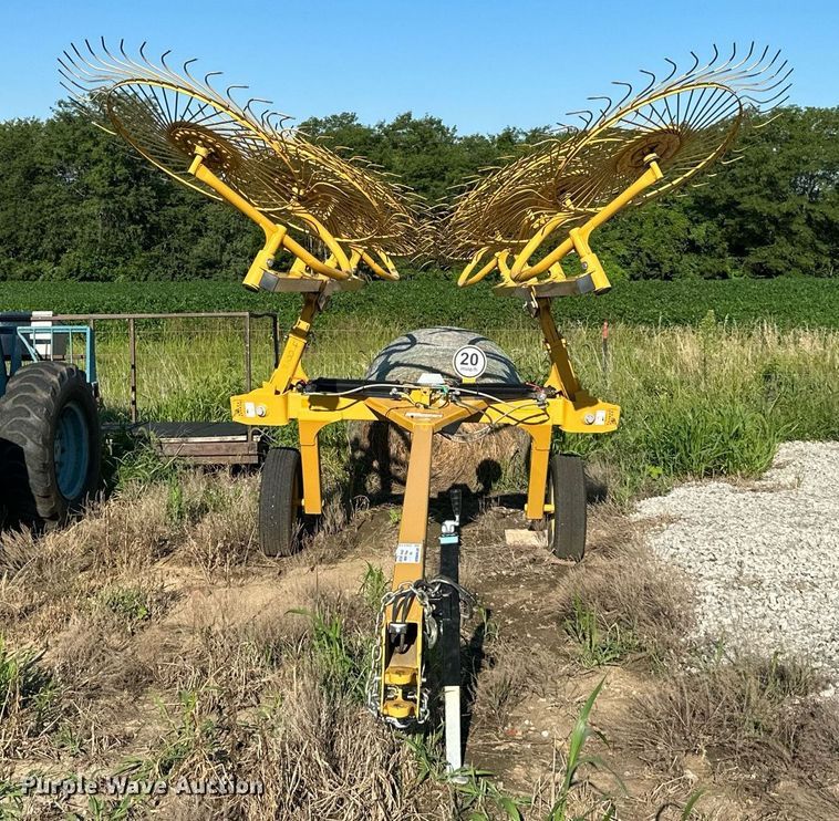 image for item DS2183 2022 Vermeer VR1022  hay rake
