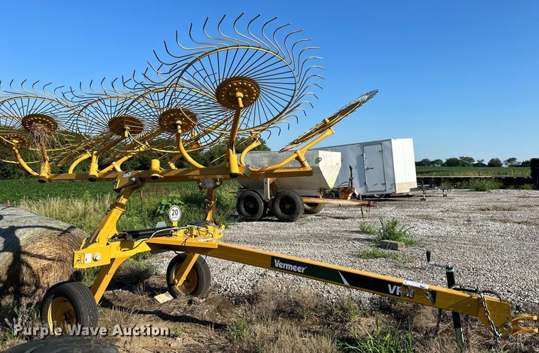 image for item DS2183 2022 Vermeer VR1022  hay rake