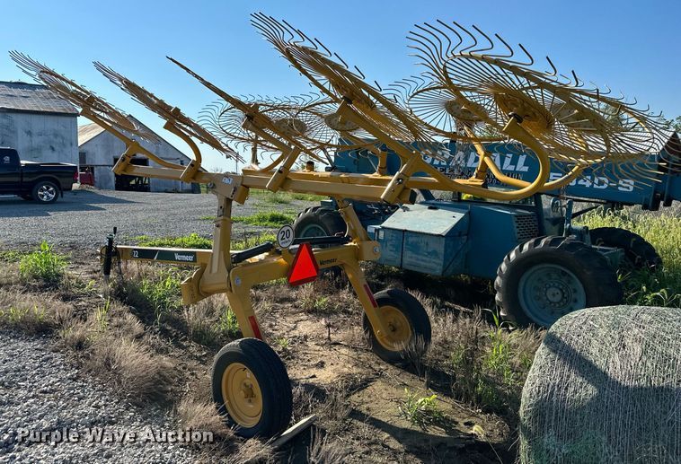 image for item DS2183 2022 Vermeer VR1022  hay rake
