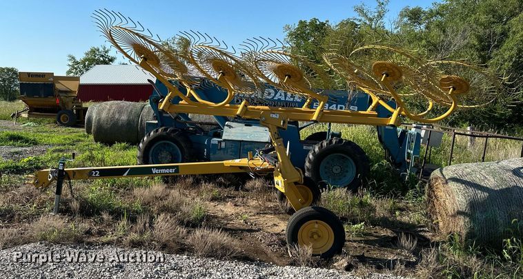 image for item DS2183 2022 Vermeer VR1022  hay rake