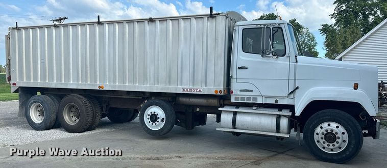 image for item DS2213 1986 Freightliner FLC  grain truck