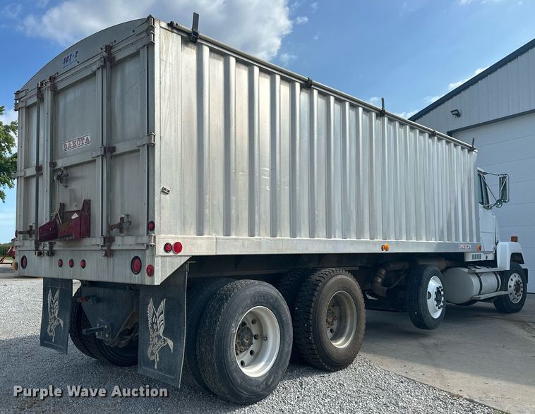 image for item DS2213 1986 Freightliner FLC  grain truck