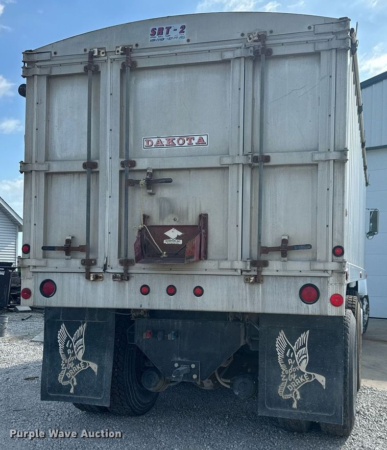 image for item DS2213 1986 Freightliner FLC  grain truck