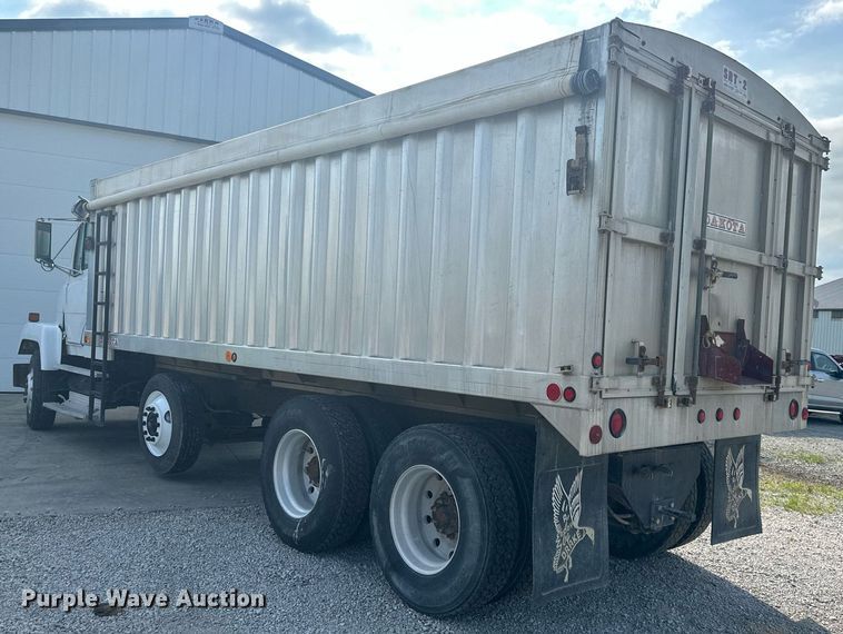 image for item DS2213 1986 Freightliner FLC  grain truck