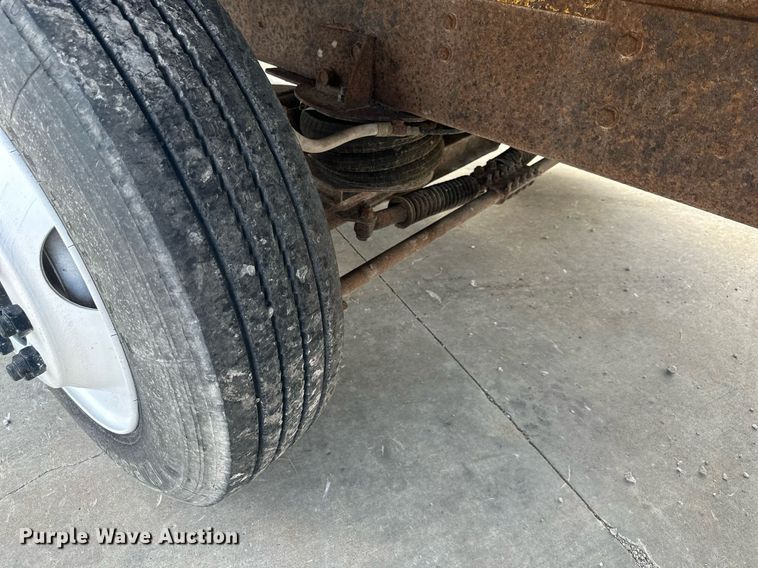 image for item DS2213 1986 Freightliner FLC  grain truck