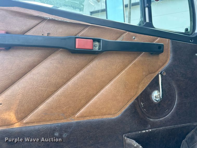 image for item DS2213 1986 Freightliner FLC  grain truck