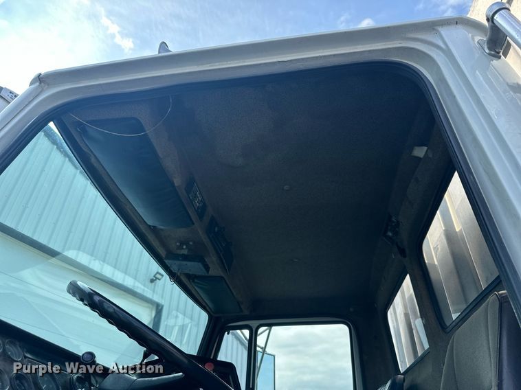 image for item DS2213 1986 Freightliner FLC  grain truck