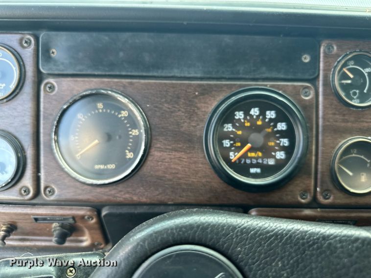 image for item DS2213 1986 Freightliner FLC  grain truck